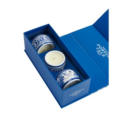 Conjunto de três velas em cerâmica branca e azul numa caixa azul