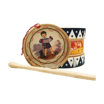 Tambor vintage decorado com ilustração de menino e baqueta junto a caixa decorativa