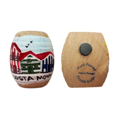 Dois ímanes de madeira pintados, um com casas e texto Costa Nova, outro com texto sobre pintura à mão e íman