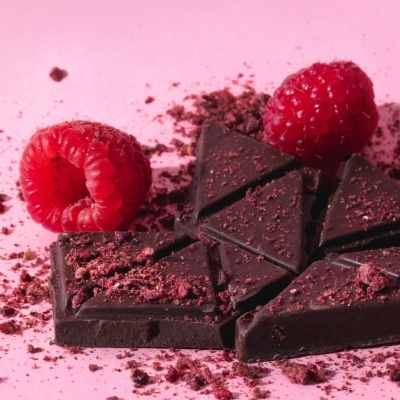 Chocolate preto com framboesas frescas e pedaços de framboesa seca