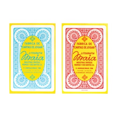 Duas cartas de jogar azul e vermelho com etiquetas amarelas e texto em português.