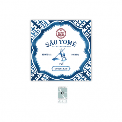 Embalagem azul e branca de chocolate negro São Tomé com selo de prémio