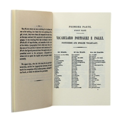 Livro aberto com vocabulário português e inglês impresso