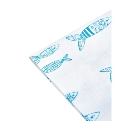 Pano branco com estampado de peixes azuis desenhados