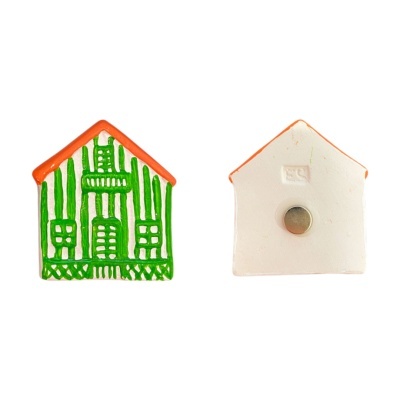Imanes de cerâmica em forma de casa com padrões coloridos