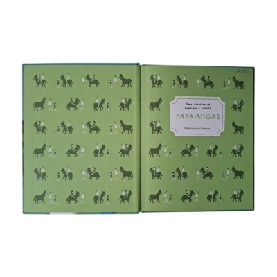 Capa de livro verde com desenhos de burros e crianças e etiqueta com título PAPA-MIGAS.
