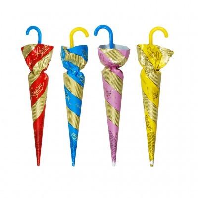 Quatro guarda-chuvas pequenos coloridos embalados em plástico com padrão dourado listrado e cabos em forma de gancho.