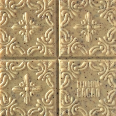 Quadrados de chocolate branco com padrão decorativo e texto em relevo