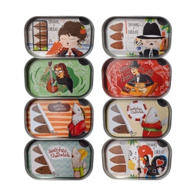 Oito latas metálicas coloridas com desenhos e texto Sardinhas de Chocolate