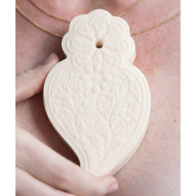 Colar com pendente creme em relevo com corrente dourada