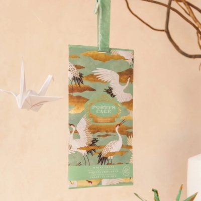 Saqueta perfumada decorativa com ilustração de garças brancas e fundo verde dourado