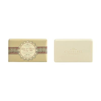 Sabonete aromático em barra cream com embalagem creme e rosa com renda, e sabonete creme com texto CASTELBEL PORTO.