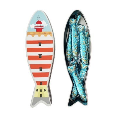 Embalagem em forma de peixe com chocolates embalados individualmente