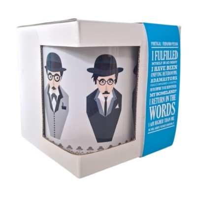 Caneca branca com ilustração de homens de chapéu embalada em caixa branca com faixa azul e texto em inglês