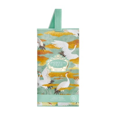 Saco perfumado com padrão de cegonhas e texto em fundo verde e dourado