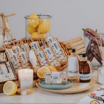 Produtos de cuidado pessoal e decoração com limões e flores secas em cestos e pratos