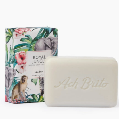 Sabonete branco Ach Brito e embalagem com ilustrações tropicais e animais