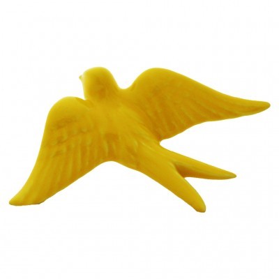 Pássaro decorativo amarelo em voo sobre fundo branco