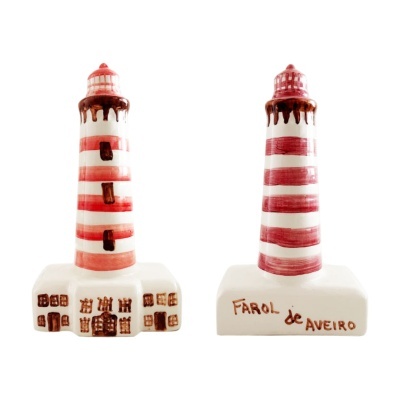 Miniaturas em cerâmica do Farol de Aveiro com listras vermelhas e texto na base.
