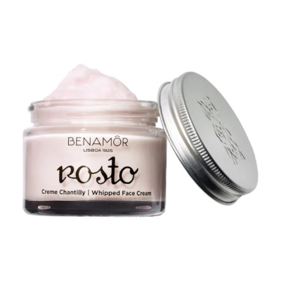 Frasco de creme facial rosa claro da marca Benamôr com tampa prateada ao lado