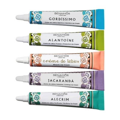 Cinco tubos coloridos de creme de lábios BENAMÔR com design floral