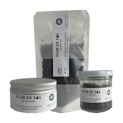 Três embalagens de Flor de Sal de Aveiro com sal preto.