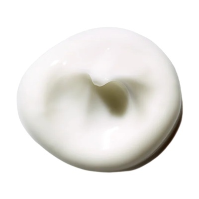 Creme branco espesso com textura lisa e brilhante