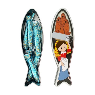 Duas latas em forma de peixe, uma aberta com tabletes embrulhados e outra com ilustração de rapariga.