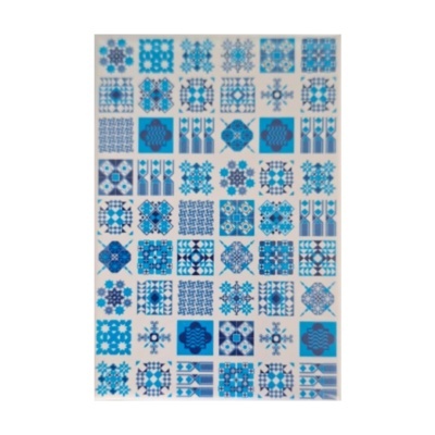 Azulejos decorativos azuis e brancos com padrões geométricos e florais