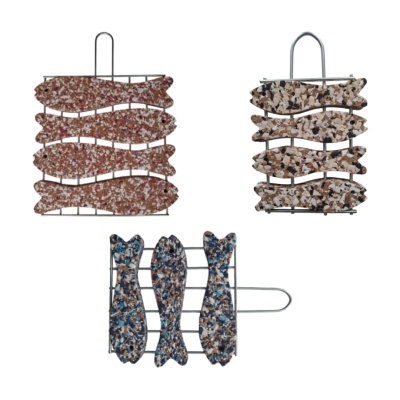 Três grelhas com peixes decorativos de cortiça colorida