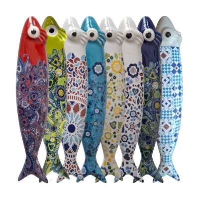 Peixes decorativos de cerâmica com padrões coloridos