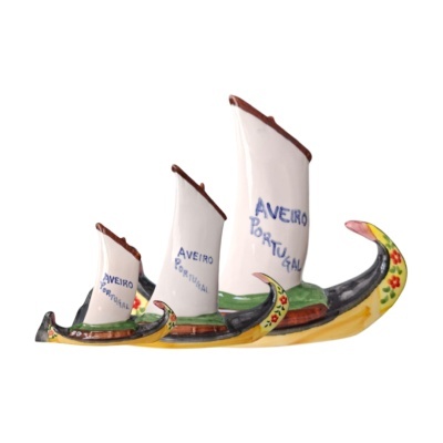 Miniaturas de barcos moliceiros decorativos com velas onde está escrito AVEIRO PORTUGAL.