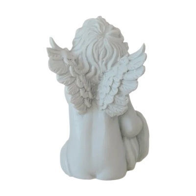 Estatueta branca de anjo sentado de costas com asas e cabelo esculpido