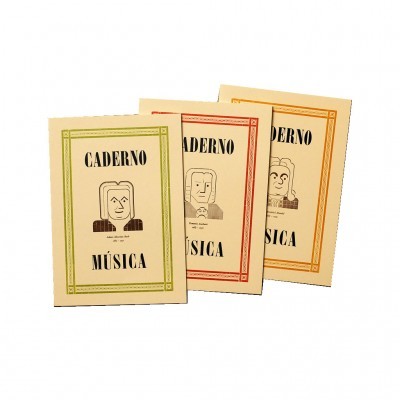 Três cadernos de música com capas em tons amarelo, bege e laranja com texto e ilustração