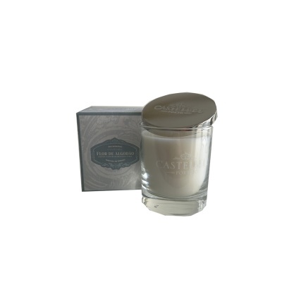 Vela em vidro transparente com tampa prateada e caixa cinzenta com etiqueta azul