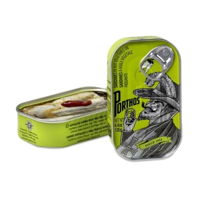 Latas de sardinhas Porthos em óleo vegetal quente, uma fechada verde lima com ilustração e outra aberta com sardinhas visíveis