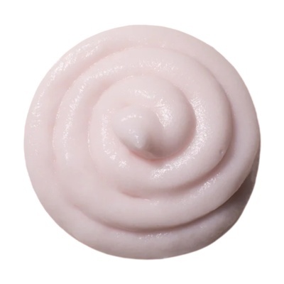Creme espiral rosa claro com textura cremosa num fundo branco