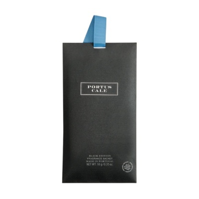 Saco perfumado preto com fita azul e texto branco PORTUS CALE
