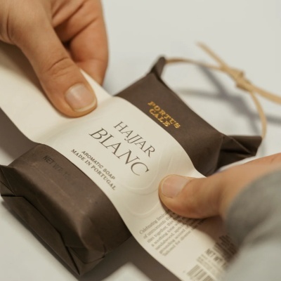 Sabonete aromático embrulhado em papel castanho com etiqueta branca e texto em Portugal.