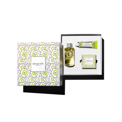 Conjunto de cuidados de beleza BENAMÔR com frasco, tubo e caixa embalados numa caixa decorada com padrão floral