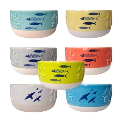 Conjunto de tigelas coloridas com desenhos de peixes e pássaros em cerâmica