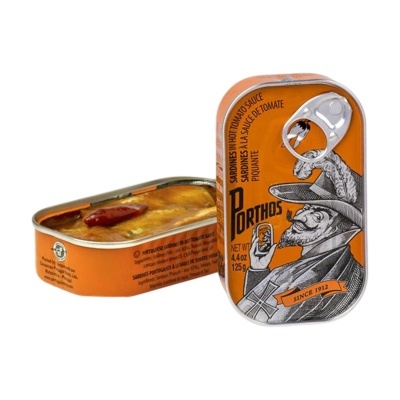 Duas latas metálicas de sardinhas Porthos em molho de tomate picante