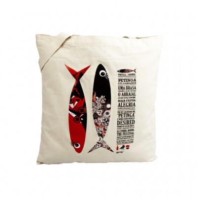 Saco de tecido bege com desenho de peixes e texto impressos