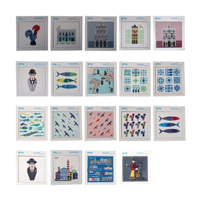 Variedade de azulejos decorativos quadrados com diferentes desenhos e embalagem branca com texto azul