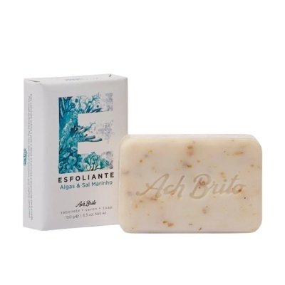 Sabonete esfoliante em barra e embalagem branca com texto e design azul