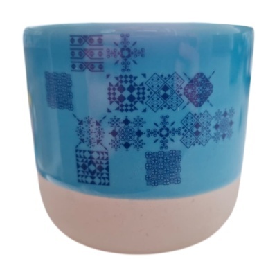 Vaso cerâmico azul com padrão de azulejos tradicionais em azul escuro