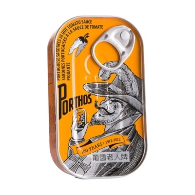 Lata amarela e preta de sardinhas Porthos com design vintage e texto em inglês e chinês.