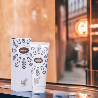 Frasco e caixa de shower gel Casa da Barbearia Chiado com design branco, azul e castanho