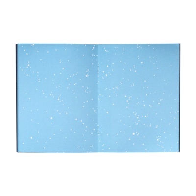 Livro aberto com páginas azuis e estrelas brancas