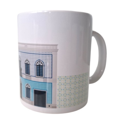 Caneca branca com ilustração de fachada azulejada em azul e bege.